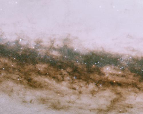 galaxie ra 12 39 59 dec -11 37 23 constelatia fecioara 28M ani lumina distanta - aceasta imagine este o parte din imaginea intreaga in marime naturala cu maximum de detaliu