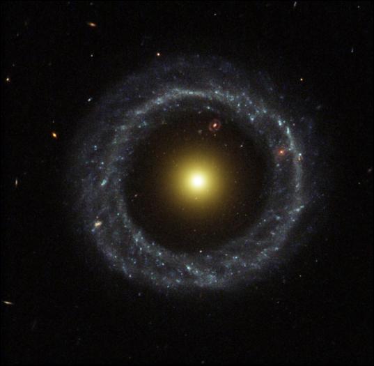 galaxie inelara ra 15 17 15 dec +21 35 07 constelatia serpens 600M ani lumina distanta