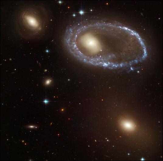 galaxie inelara ra 6 43 17 dec -74 14 22 constelatia volans 300M ani lumina distanta
