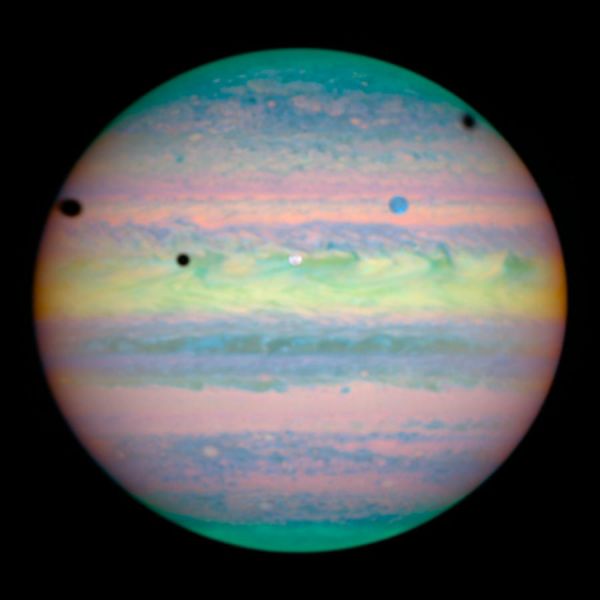 3 eclipse solare pe planeta Jupiter pozat de Hubble