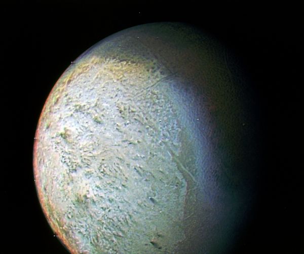 Triton, cea mai mare luna a lui Neptun