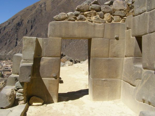 poart antic din pietre care se potrivesc perfect fr ciment la Ollantaytambo, Peru, 3000 metri altitudine