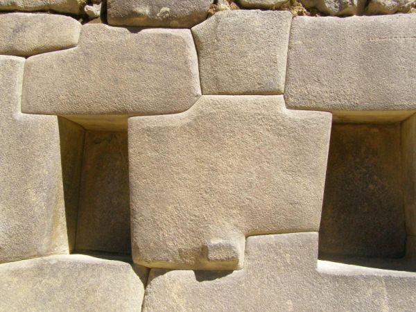 ferestre antice care de fapt nu sunt ferestre, din pietre care se potrivesc perfect fr ciment la Ollantaytambo, Peru, 3000 metri altitudine