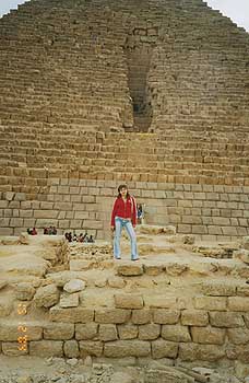 o fata din Rusia in fata piramidei mici din cele 3 piramide originale de la Gizeh