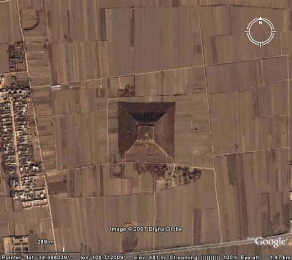 piramida mare pe ogor in regiunea Shaanxi, China