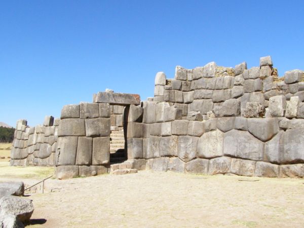 poart antic din pietre care se potrivesc perfect fr ciment la Saqsaywaman, Peru, 3567 metri altitudine