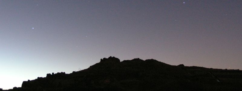Sirius n stnga, vizibil i din Romnia, i Canopus n dreapta, vizibil doar din Peru, sunt cele mai luminoase dou stele de pe cer, vzute aici de la Saqsaywaman privind spre est nainte de rsritul soarelui