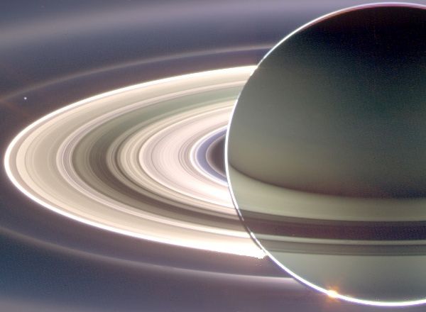 privind spre soare din spatele planetei Saturn se vd inelele luminate i planeta noastr